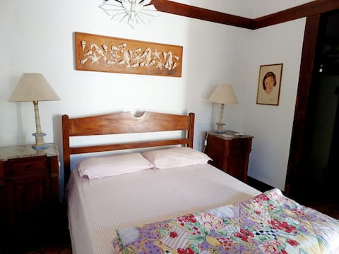 Room with private bathroom in the Historic Downtown