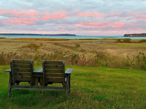 Rustic coastal retreat~Romantic with Amazing Views