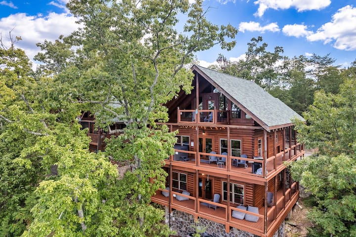 Epic Mountain Views Hot-tub Pool Loft Games! - Tennessee