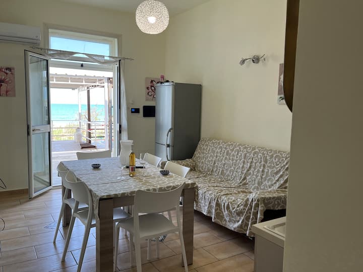 ห้องนั่งเล่นพร้อมโซฟาเบดที่สะดวกสบายมาก Smart-Tv (Netflix, amazon..) เครื่องปรับอากาศที่ทันสมัยและวิวทะเลที่ยอดเยี่ยม