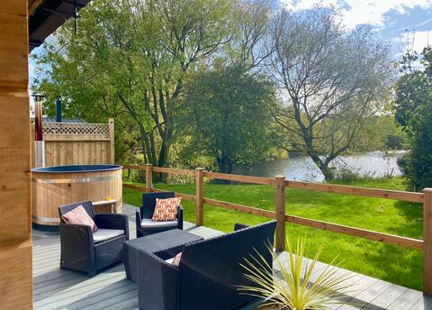 Family Favourite Lakeside Lodge - Kingfisher Lakes