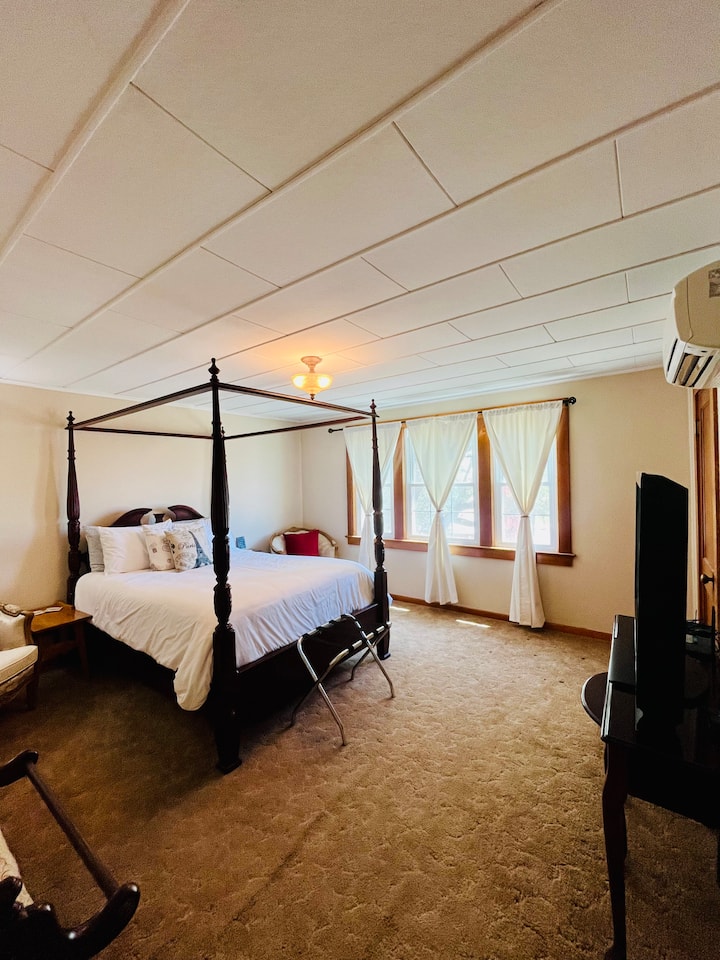 استرخ في غرفة نوم مريحة تتميز بسرير فخم متوسط الحجم، وستائر تعتيم للراحة دون انقطاع، ومكيف هواء وسخان صغيران منفصلان حتى تتمكن من ضبط درجة الحرارة بالضبط كما تريدها. مثالية لقيلولة منتصف النهار أو ليلة نوم رائعة.