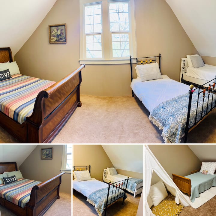 تم إعداد هذه الغرفة لجميع أفراد العائلة. يحتوي على ملكة واحدة وتوأمين وسرير طفل صغير وخيمة نوم ممتعة أيضًا. 