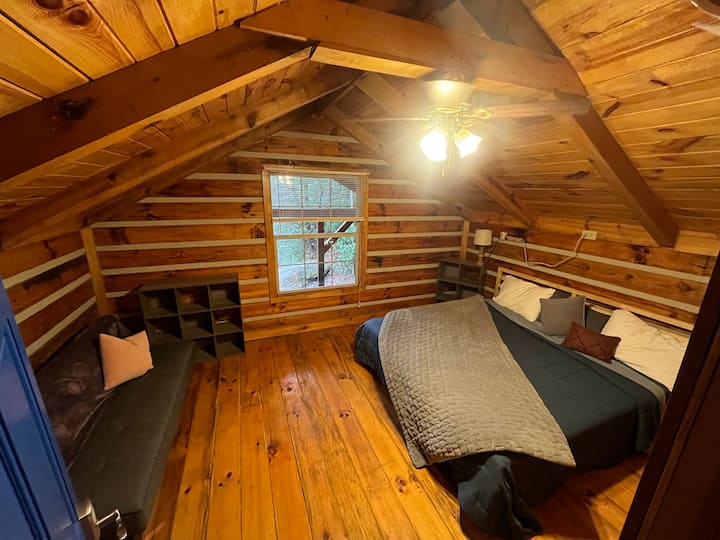 The Blue Room is a unplug and relax kind of room. Ima veliki bračni krevet i udoban futon za druženje. 