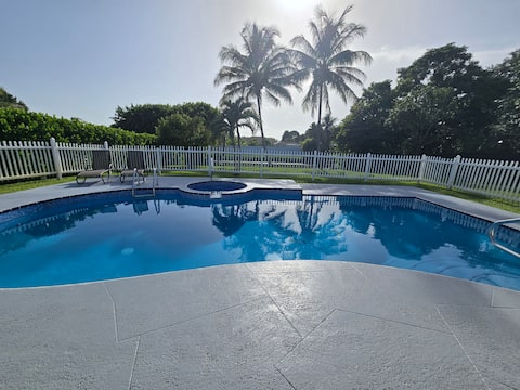 Big Pool House/ Great Area/ 3bdrms and 2 baths