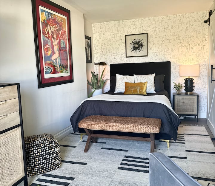 Habitación privada con colchón de tamaño completo.  Hermosas puertas francesas que conducen al patio trasero y al área de la piscina. 
Tiene TV de 42 pulgadas, vestidor y armario grande.