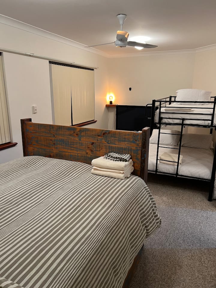 تتكون الغرفة ذات الطابقين من سرير ملكي وسرير مزدوج مع سرير مزدوج في الأسفل وغرفة نوم واحدة في الأعلى 