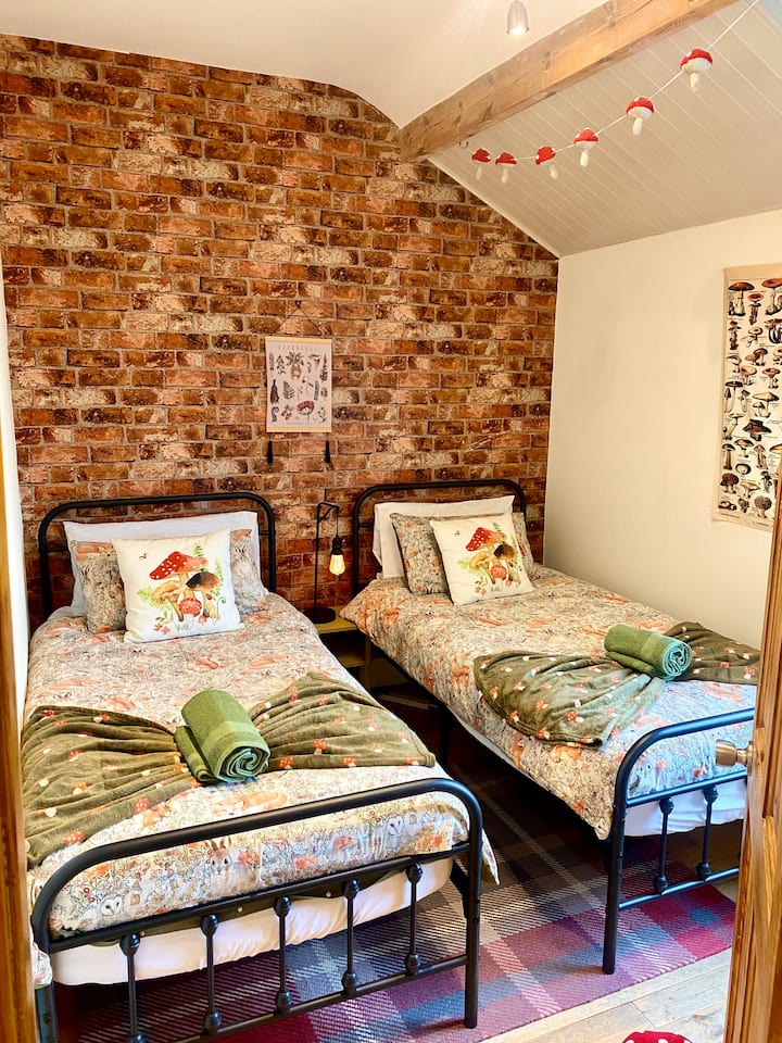 בחדר השינה השני יש שתי מיטות יחיד 