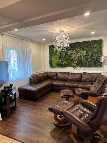 Super Luxury apt 4bdr & 2 full Bath plus backyard