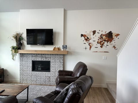 Top performing Airbnb: Brand New Collieries Guest House with Fireplace in Rocky Mountain House