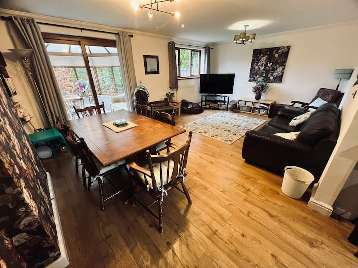 Spacious, Secluded 3 Bedroom Family Home & Garden - Stoke-on-Trent