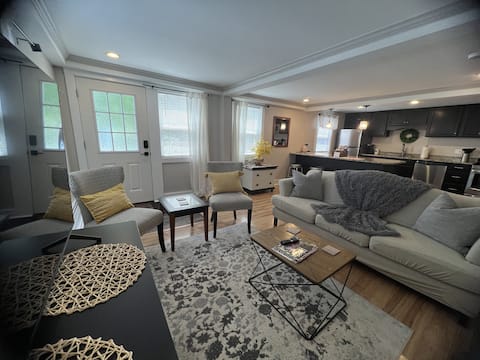 Top Airbnb: Boutique Bungalow Apartment close to Track and DT in Saratoga Springs