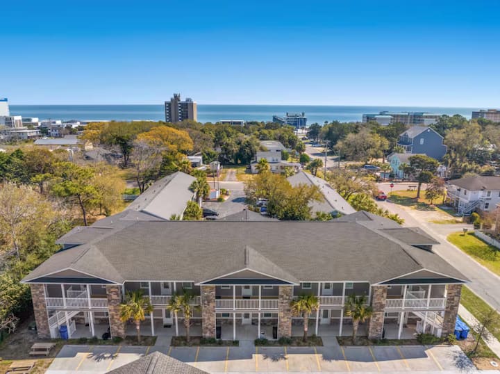 Walk To Beach 4br | Sunny Balcony | Free Parking - Myrtle Beach