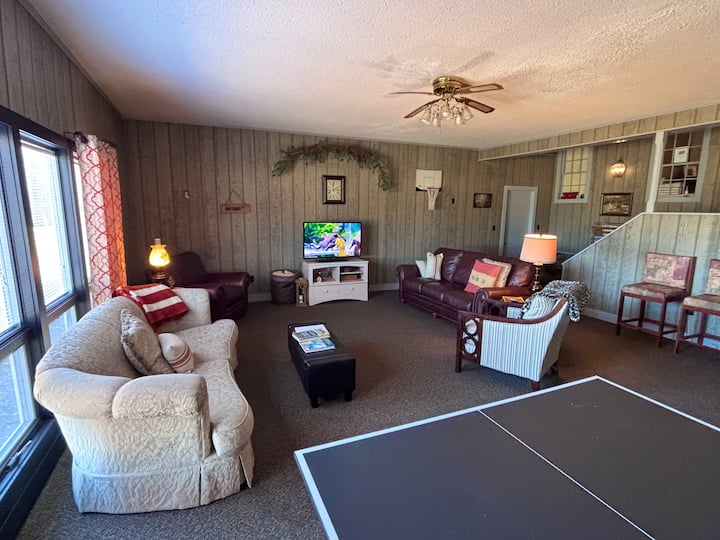1840 Farmhouse With 5 Bedrooms & Large Spaces - Bremen, IN