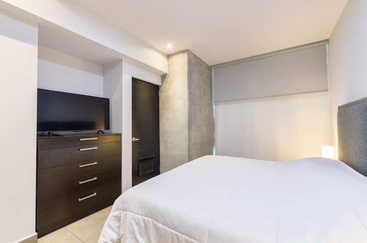 Recámara principal con cama king size, Smart TV, clóset con ganchos, burro de planchar y plancha para ropa, en un área climatizada para mayor comodidad durante tu estancia.