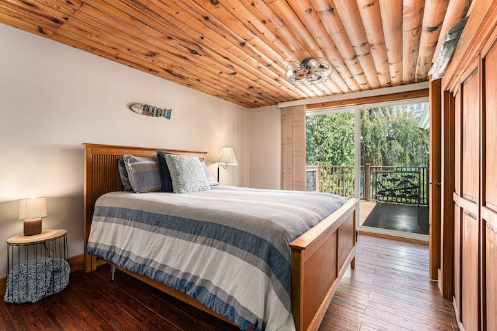Kimbilia kwenye chumba hiki cha kulala chenye utulivu kwenye Long Lake, Colon, MI Airbnb! Furahia kitanda chenye starehe, feni ya dari na ufikiaji wa baraza wenye mandhari ya ajabu ya ziwa, inayofaa kwa likizo yako ya SW Michigan kwenye ufukwe wa futi 65. Weka nafasi ya mapumziko haya yenye ukadiriaji wa juu sasa!