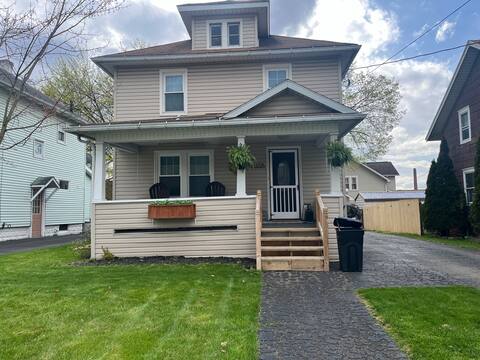 Cheerful older home in the heart of Johnson City