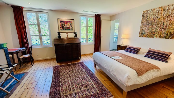 Maison "Guynemer" - 1er Etage - Suite n° 2 "Fleming" - Teinte brique - 25 m2 - Lit 160cm (Queensize) - Rideau occultant - Exposition Est - Vue Ferme - Salle de douche avec WC et placard - Bureau - Climatisation et WIFI