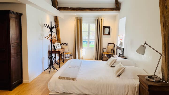 Maison "Guynemer" - 1er Etage - Suite master n° 3 "Pasteur" - Teinte beige - 30 m2 - Lit 180cm (Kingsize) - Rideau occultant - Triple Exposition - Vue Ferme, Prairies & Parc - Salle de bain douche & baignoire avec WC - Bureau - Climatisation et WIFI