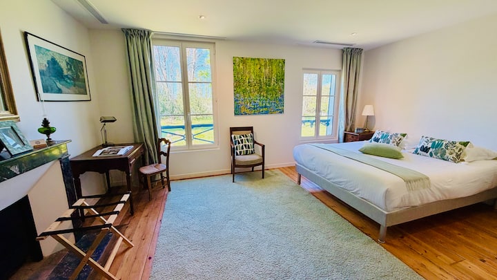 Maison "Guynemer" - 1er Etage - Chambre n° 5 "Hypocrate" - Teinte verte - 20 m2 - Lit 160cm Queensize - Rideau Occultant - Exposition Ouest - Vue Parc - Salle de bain dans le couloir partagé avec la mezzanine - Bureau - Climatisation et WIFI