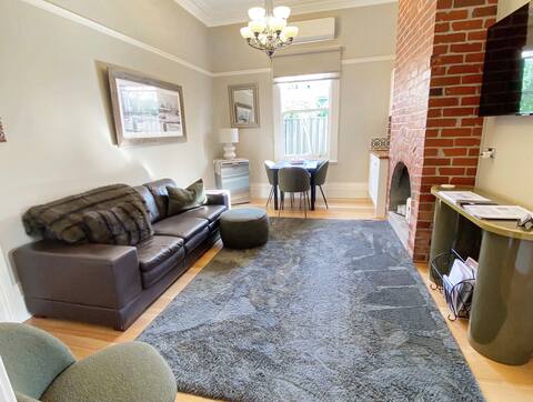 Popular Airbnb listing: Anstee Cottage - Luxury in the heart of town in Mansfield
