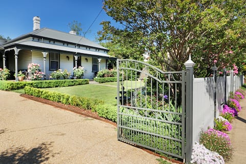 Popular Airbnb listing: Anstee Cottage - Luxury in the heart of town in Mansfield