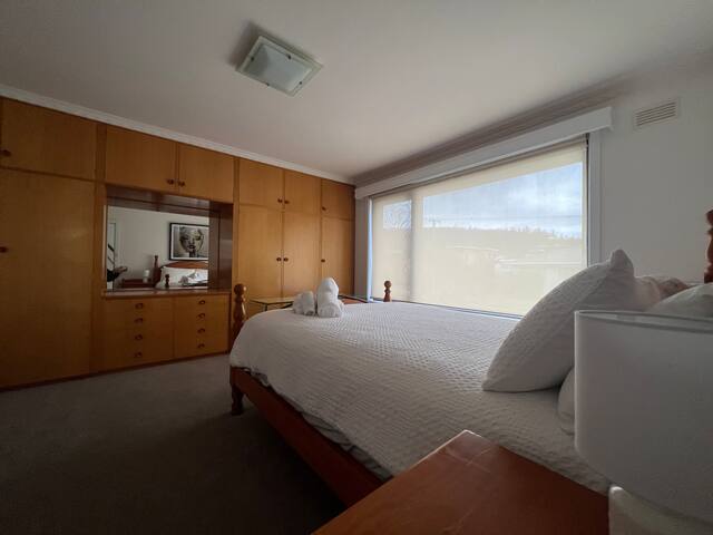 Modern light filled home gallery image 3