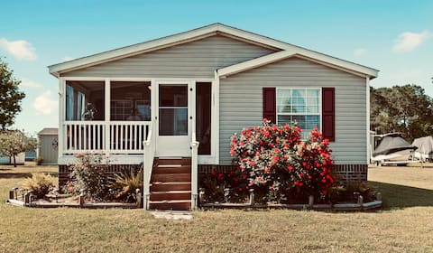 Clari's Place:Mintues to Holden Beach/Pet friendly
