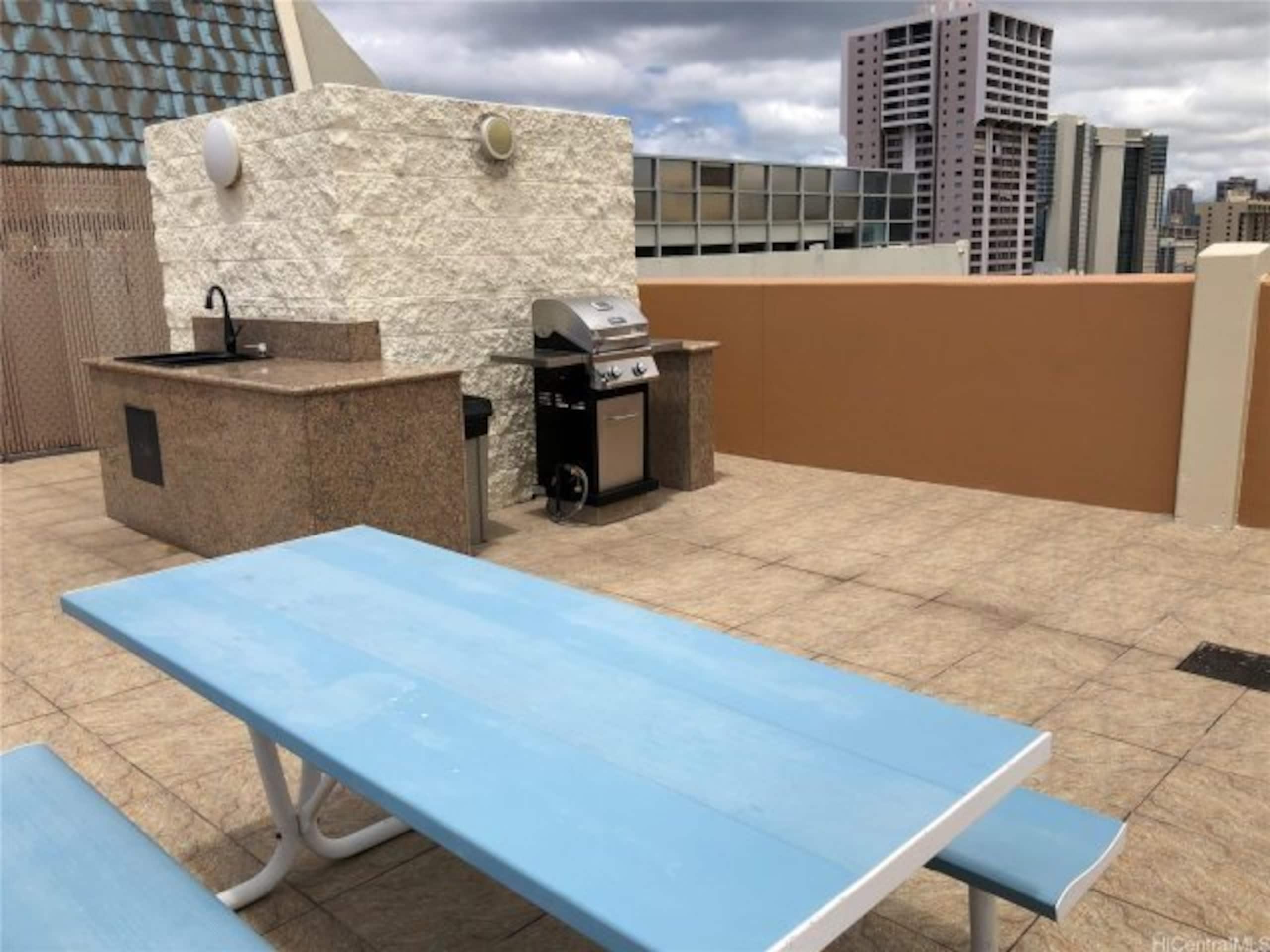 Condo in Honolulu · ★4.82 · Studio · 1 bed · 1 private bath - Image 13