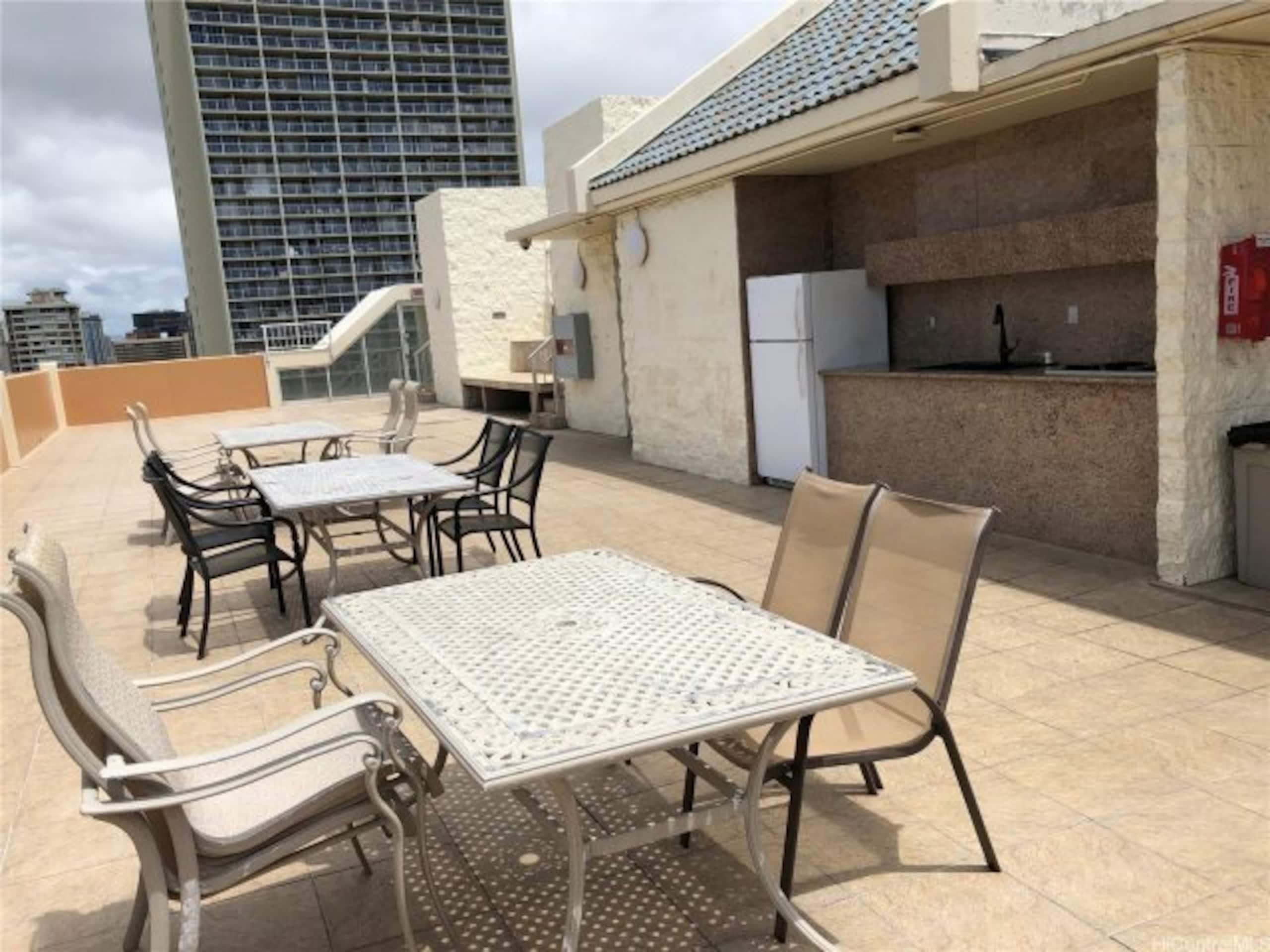 Condo in Honolulu · ★4.82 · Studio · 1 bed · 1 private bath - Image 14