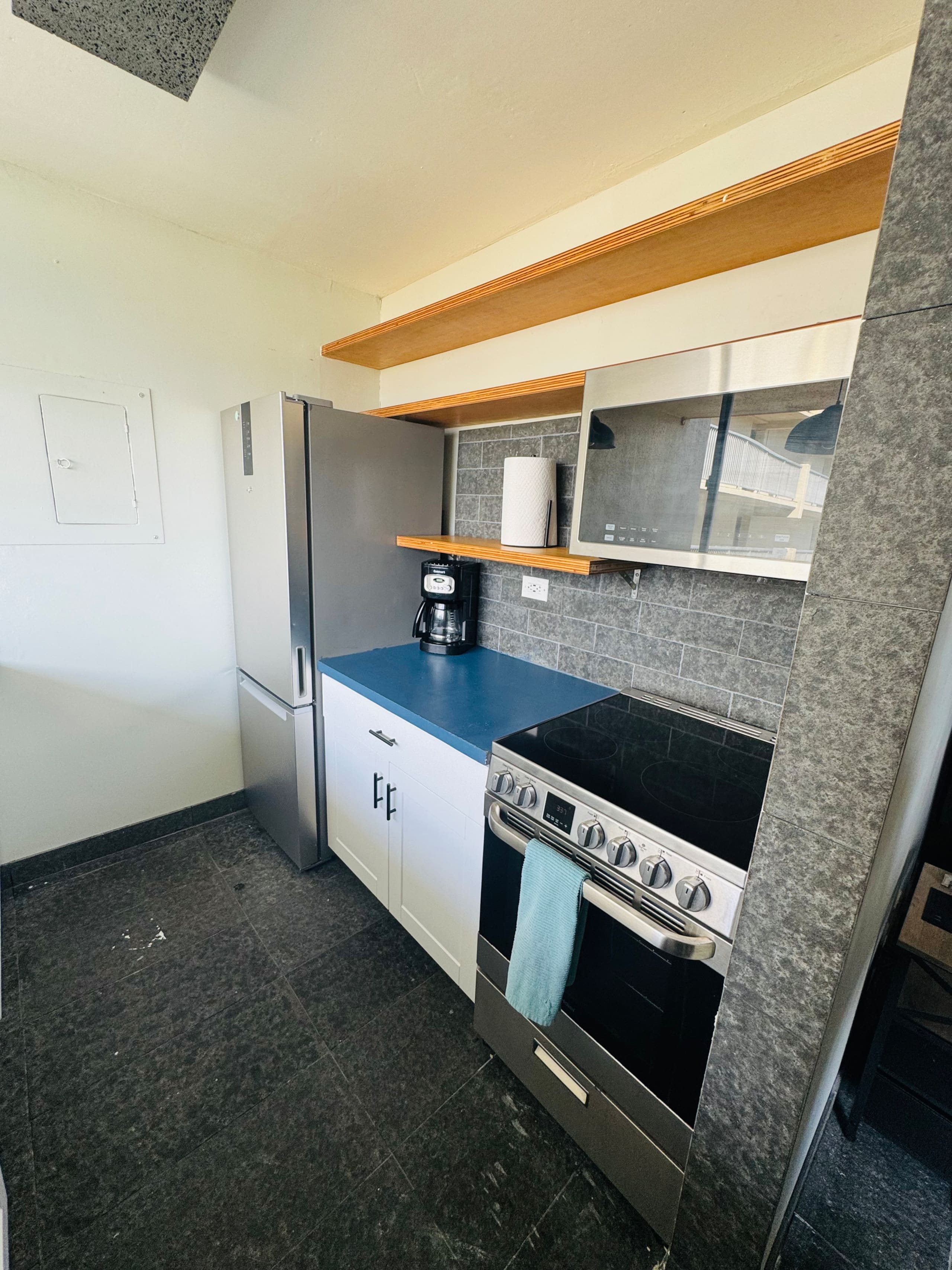 Condo in Honolulu · ★4.82 · Studio · 1 bed · 1 private bath - Image 2
