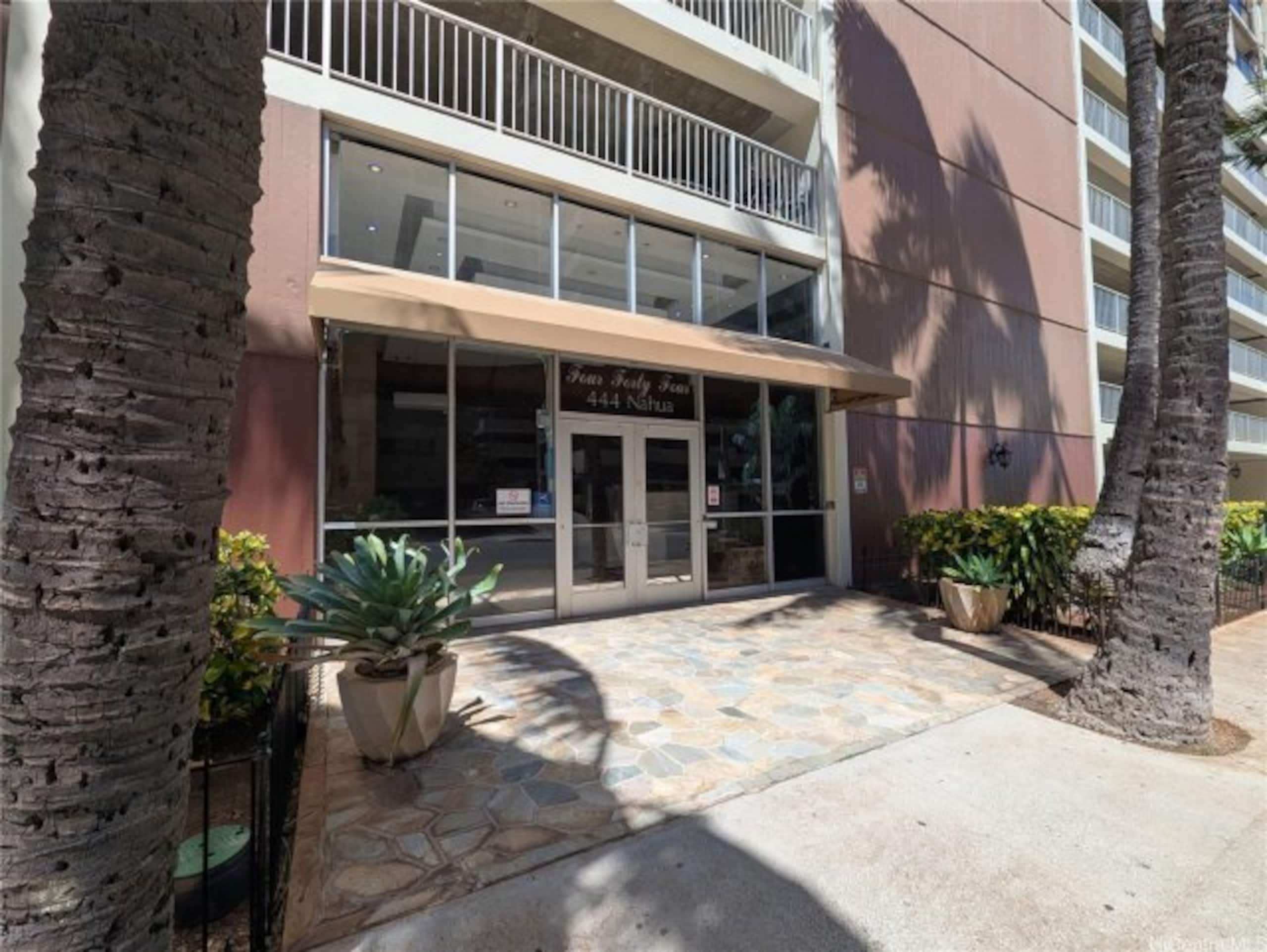 Condo in Honolulu · ★4.82 · Studio · 1 bed · 1 private bath - Image 17