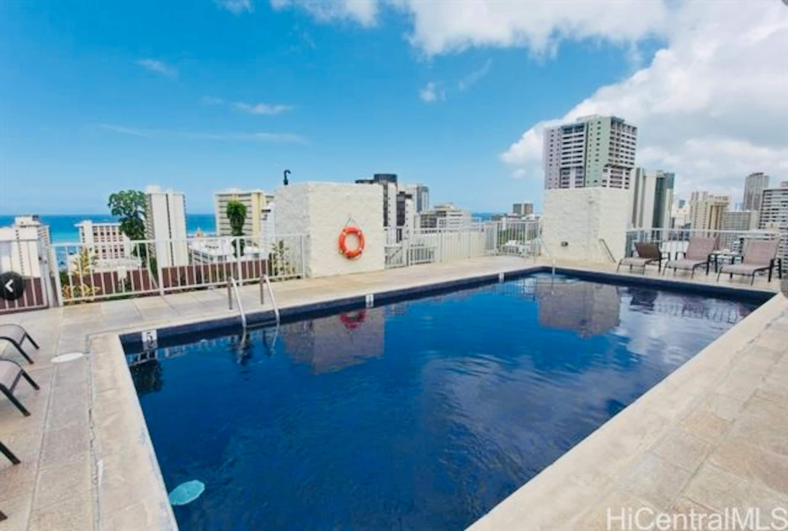 Condo in Honolulu · ★4.82 · Studio · 1 bed · 1 private bath - Image 15
