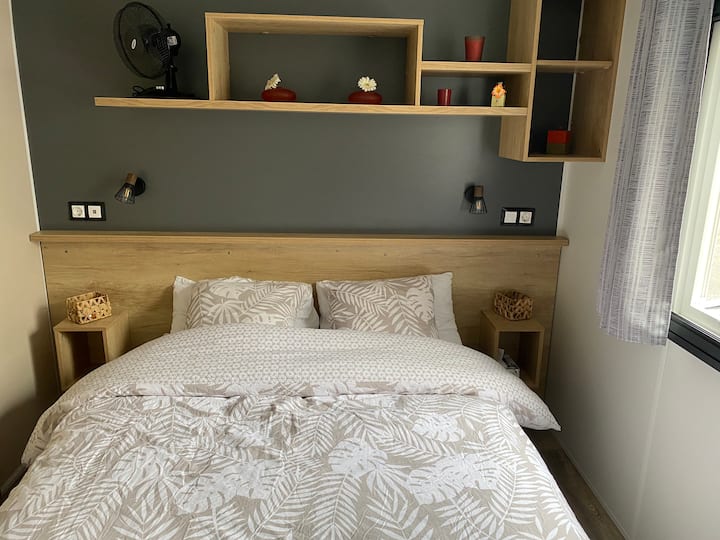 Glavna spavaća soba s krevetom 140x190 - POSTELJINA NIJE UKLJUČENA 