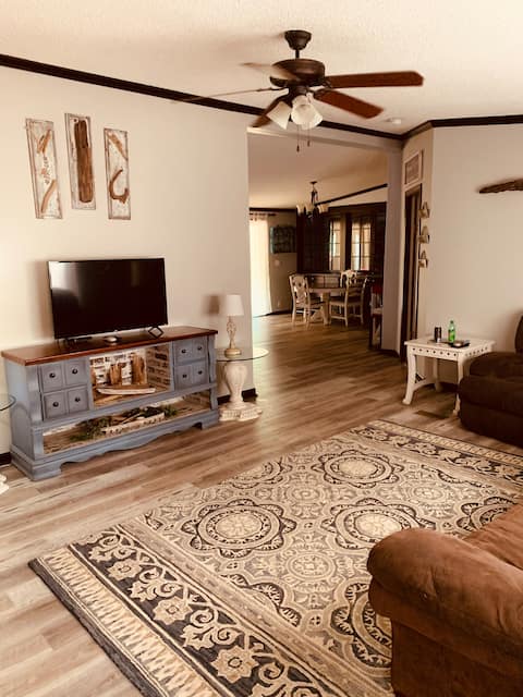 Successful Airbnb property: The Hideaway 8 beds, 4 bedrooms, lots of parking in Counce