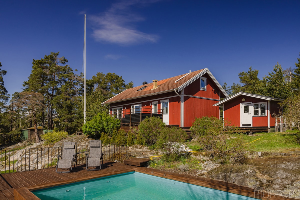 Luxurious house with pool near the beach 