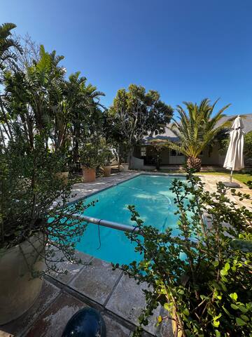 Stunning Home Two Minutes From Beach With Big Pool gallery image 3