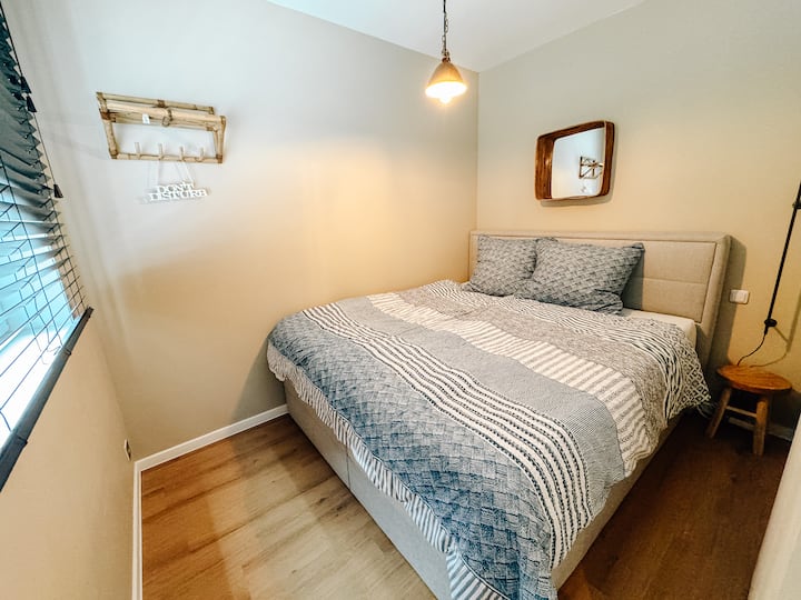 Das 2. Schlafzimmer befindet sich im unteren Geschoss. Dies ist ebenfalls mit einem Kingsize-Boxspringbett ausgestattet. 