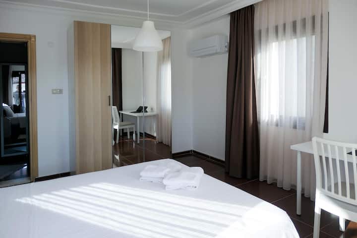 Dormitorio 2 con un ropero grande.
ES: Segundo dormitorio con armario grande.
