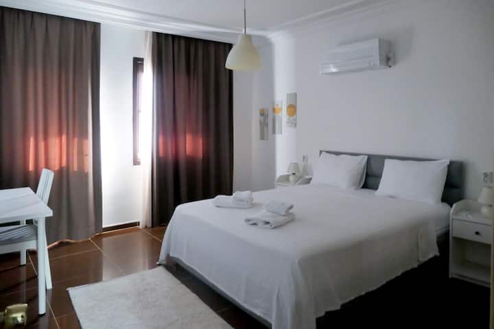 Dormitorio 1 con acceso al balcón.
ES: Primer dormitorio con acceso al balcón.