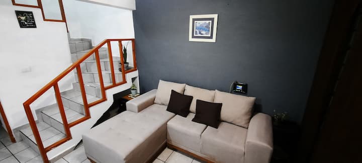 En del af stuen med sin stue og to ekstra bænke for din komfort, ud over andre faciliteter såsom 42" tv, bøger og brochurer, samt det tilstødende spiseområde.