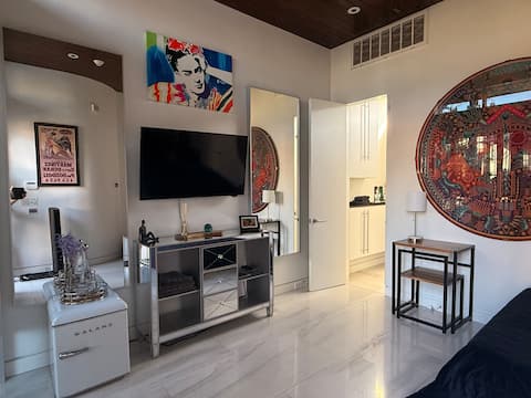 Successful Airbnb property: 5* Frida Kahlo Private Loft— Designer Home in Fourth Ward