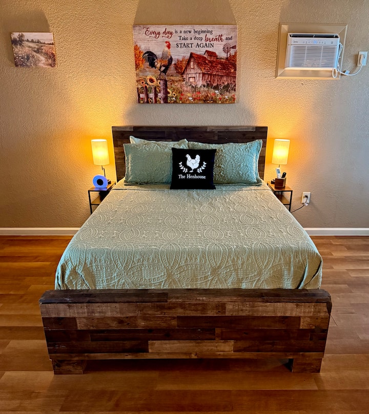 Udobnost i praktičnost
Svaki noćni ormarić ima USB priključke i utikače za jednostavno punjenje. Osim toga, tu je i bračni krevet (160x200) za dodatnu udobnost! Uživajte u mini Bluetooth zvučniku, zvučnom aparatu i svjetiljci s baterijama za dodatno opuštanje i zabavu tijekom boravka.