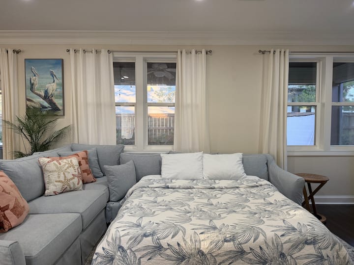 Optionele slaapbank. Beddengoed op verzoek beschikbaar. Extra groot queensize Tempur bed in de woonkamer