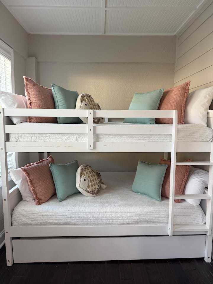 Stapelbedkamer verbonden met de primaire suite. Twee queensize stapelbedden met een uitschuifbaar uitklapbed. Er is ook een smart-tv in de kamer om je favoriete streamingdiensten te bekijken.