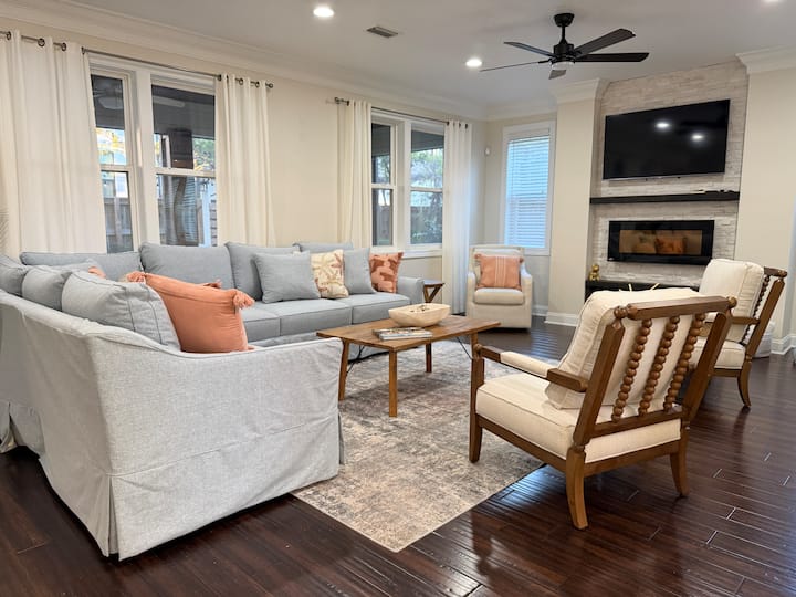 Ga zitten en relax in onze onlangs bijgewerkte woonkamer. De sectionele bank biedt plaats aan 7 personen.  Drie extra stoelen geven je meer dan voldoende ruimte om te ontspannen en samen wat tijd door te brengen.