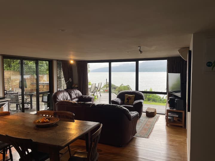 Tarawera - Lovely Lake Edge Retreat With Kayaks - Rotorua
