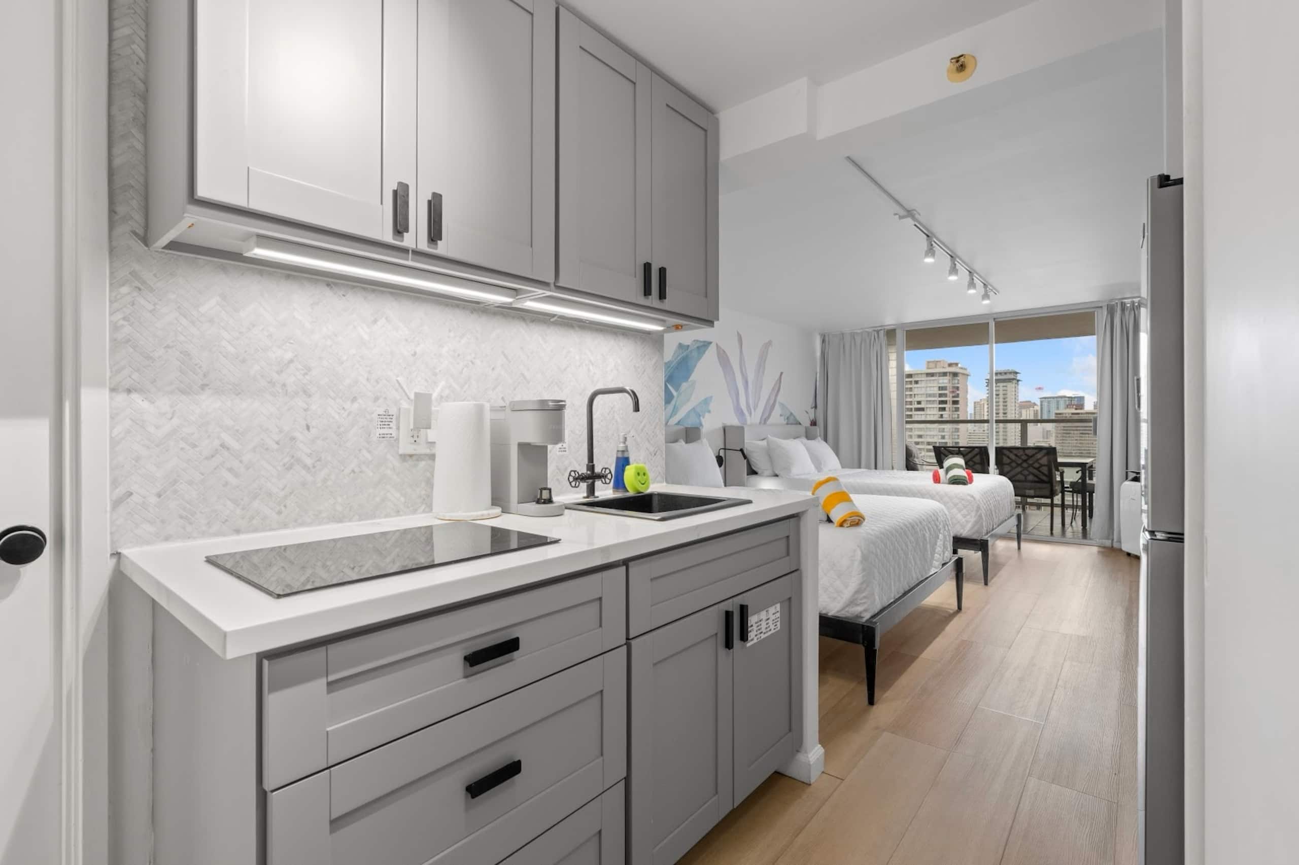 Condo in Honolulu · ★4.87 · Studio · 2 beds · 1 bath - Image 13