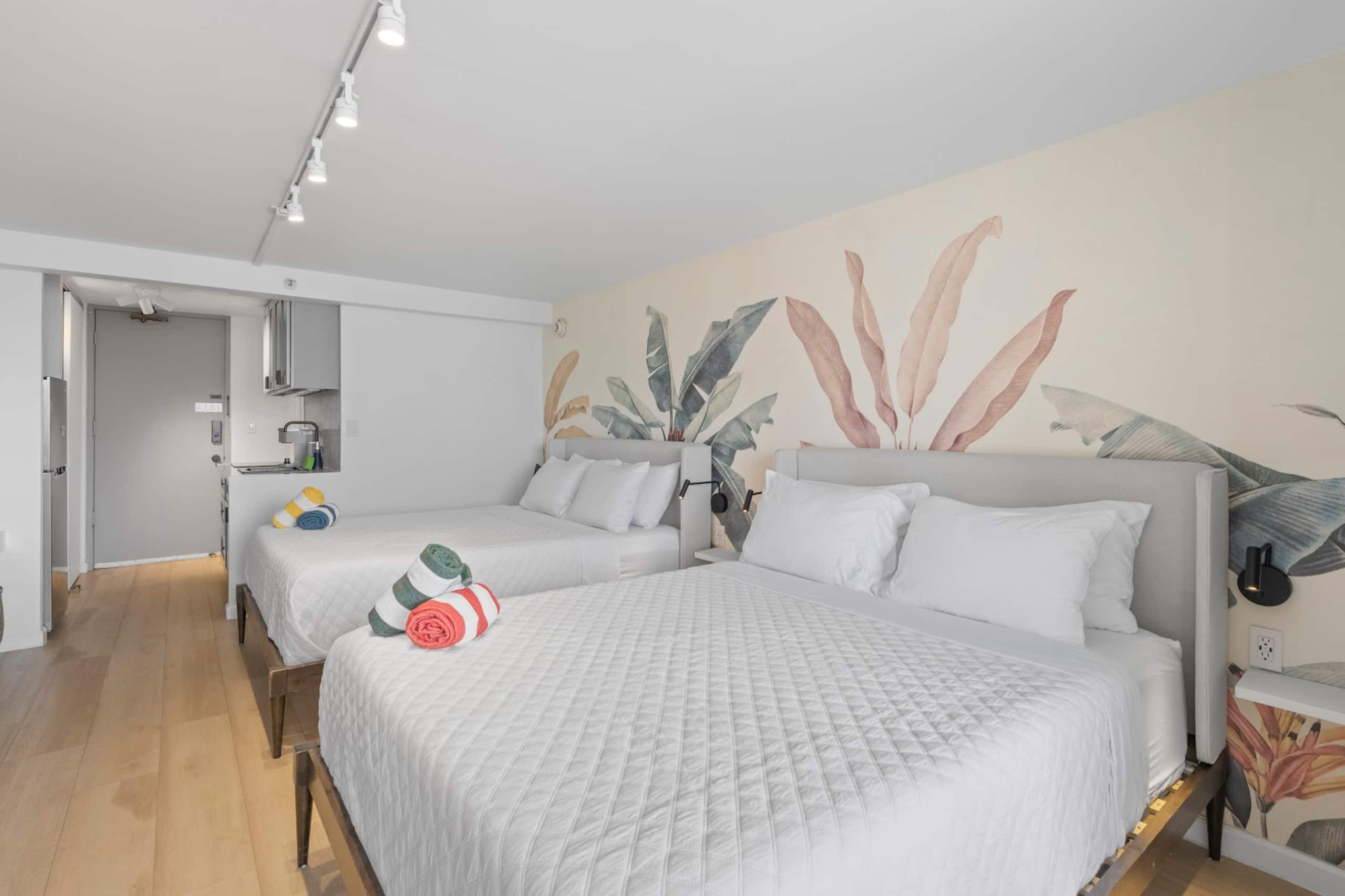 Condo in Honolulu · ★4.87 · Studio · 2 beds · 1 bath - Image 2