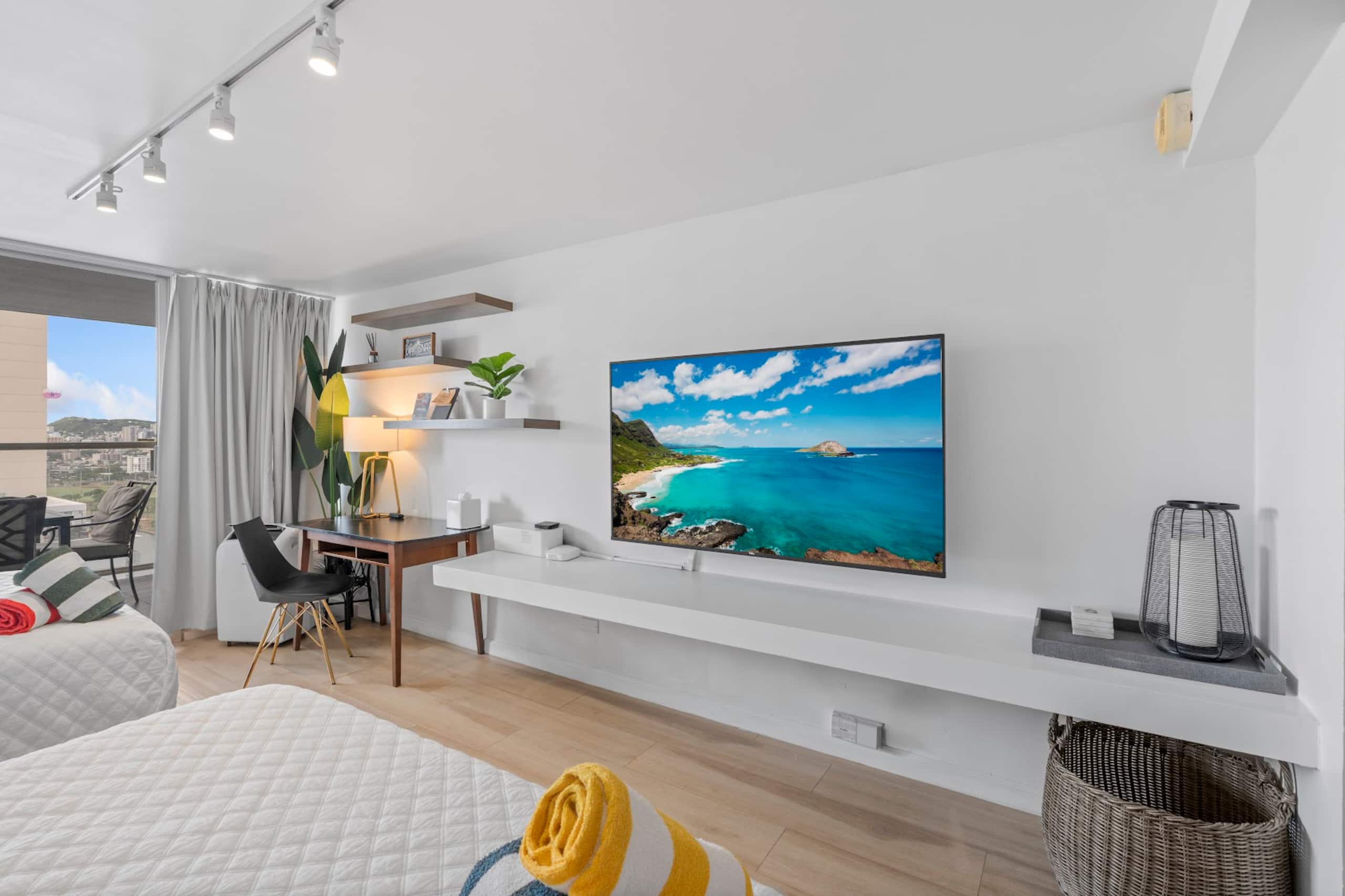 Condo in Honolulu · ★4.87 · Studio · 2 beds · 1 bath - Image 6